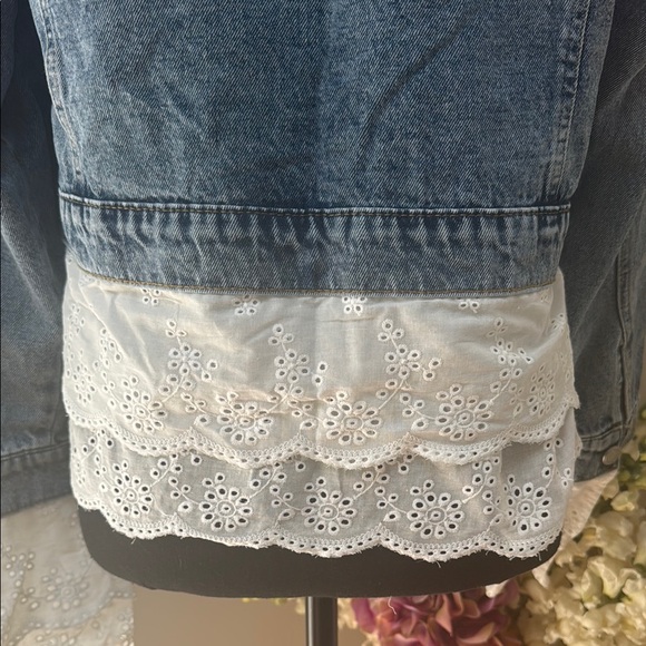 Denim Jacket with Lace Cotton Trim. Lion broach included. - Picture 9 of 14